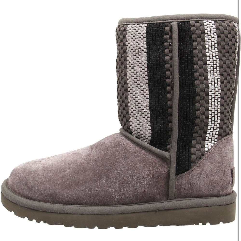 New UGG Women's Classic Short Woven Suede Boot grey with sequins $200
Size 5‎